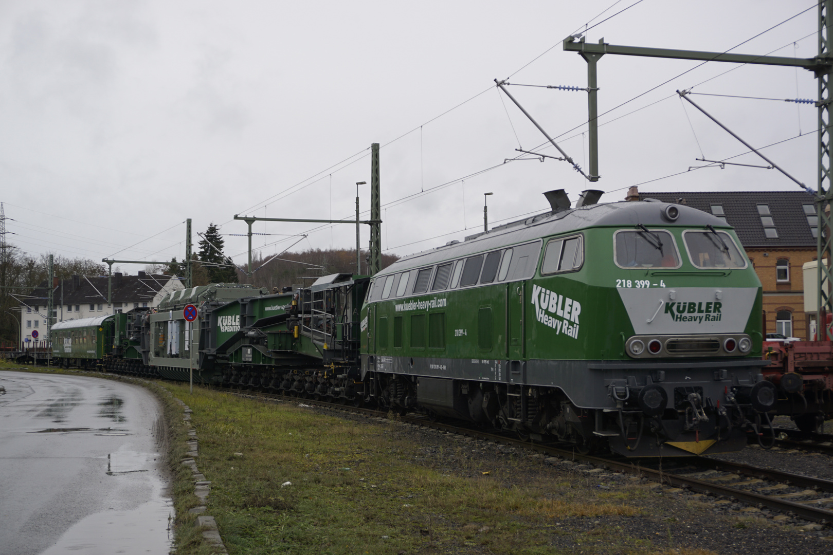 KÜBLER Heavy Rail 218 399 mit Trafo stand am 09.12.2023 morgens in Stolberg (Rheinland)