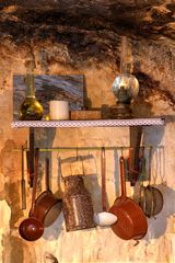 Küchenregal einer Wohnhöhle in Langenstein
