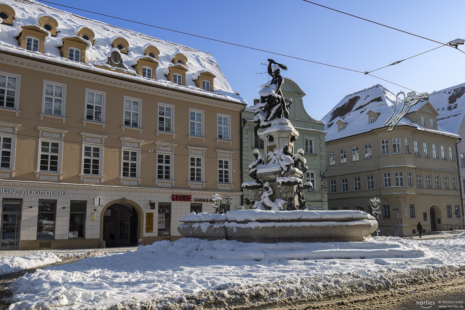 Kühle Gewalt auf dem Herkulesbrunnen