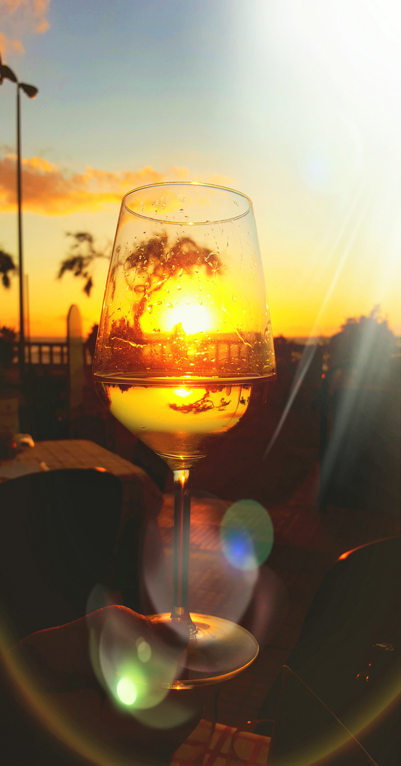 Kühler Wein bei Sonnenuntergang in Cefalu (Sizilien)