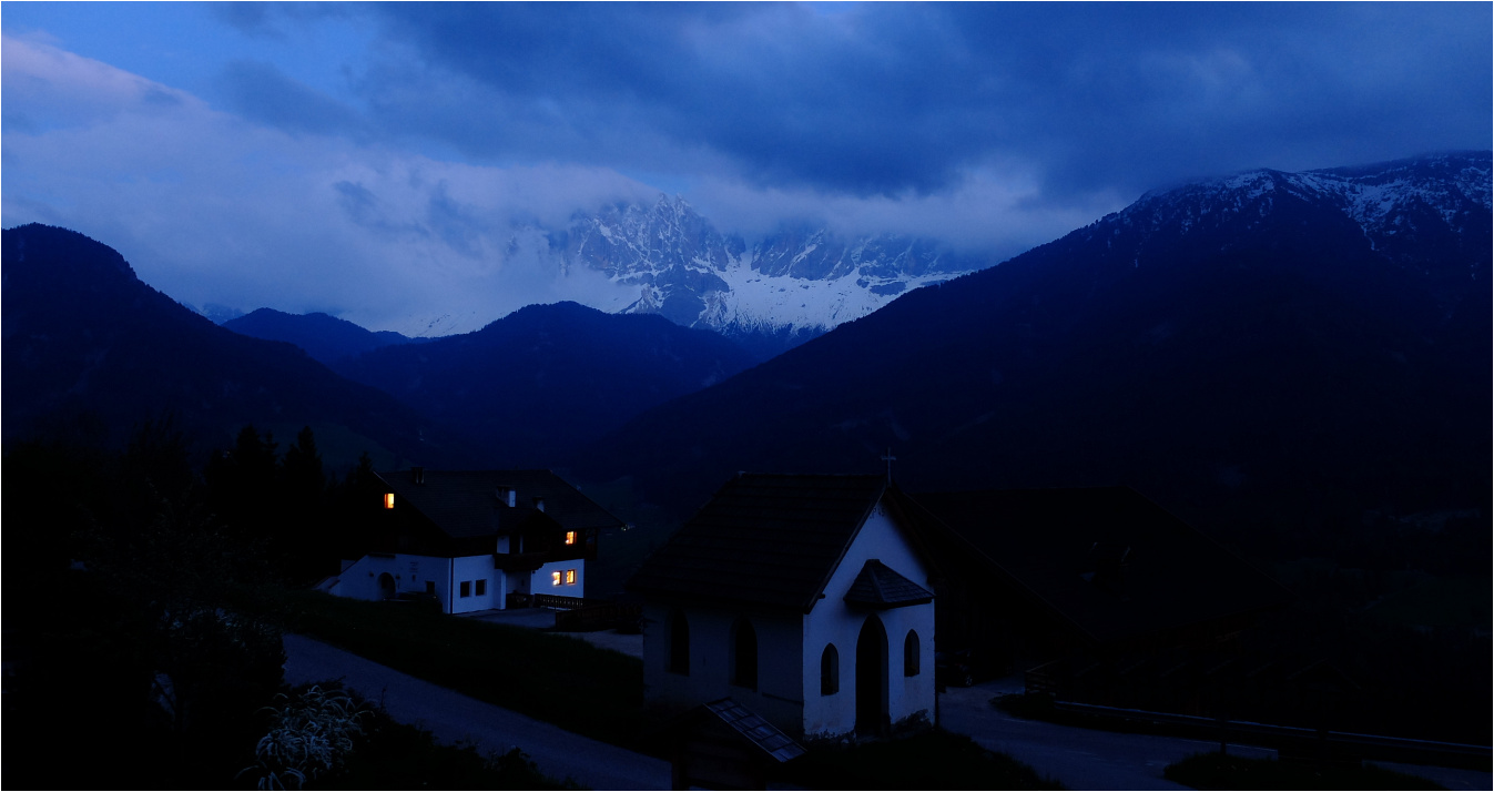 Kühles Blau legt sich übers Tal ...