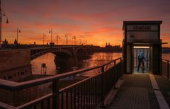 Kühles Blau versus glühendes Rot-Orange | Mainz-Kastel