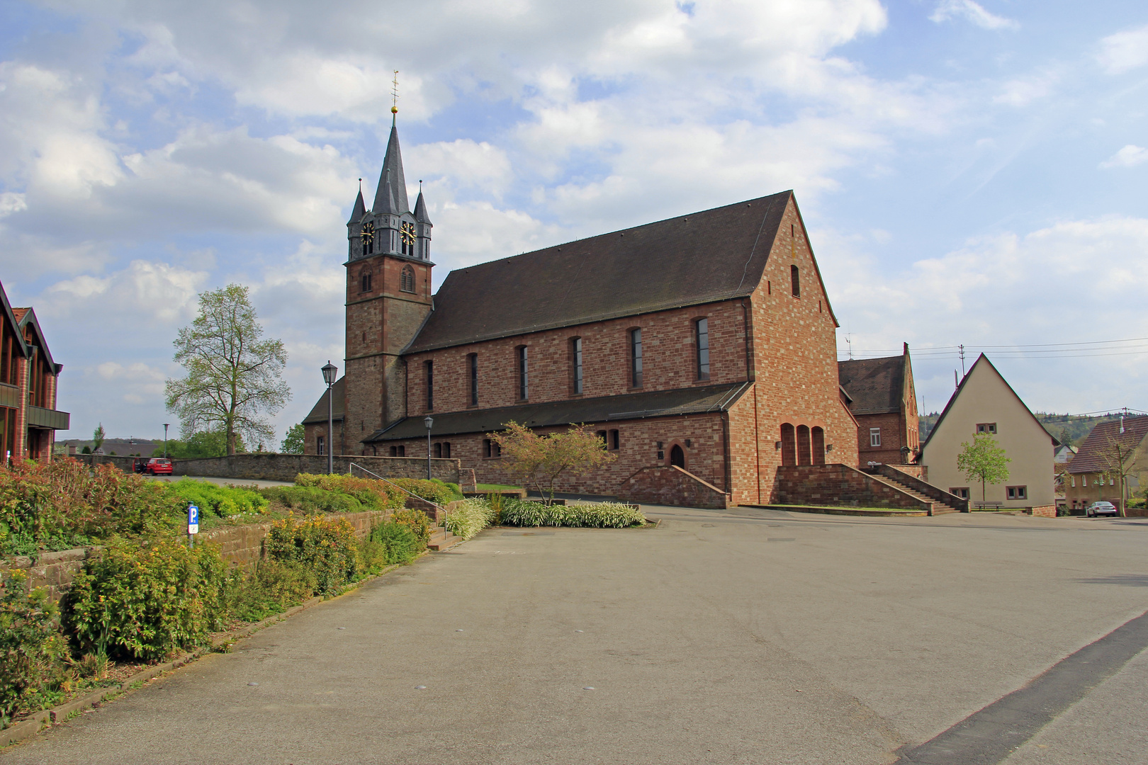 Kühlsheim Kirche bei schönen April Wetter