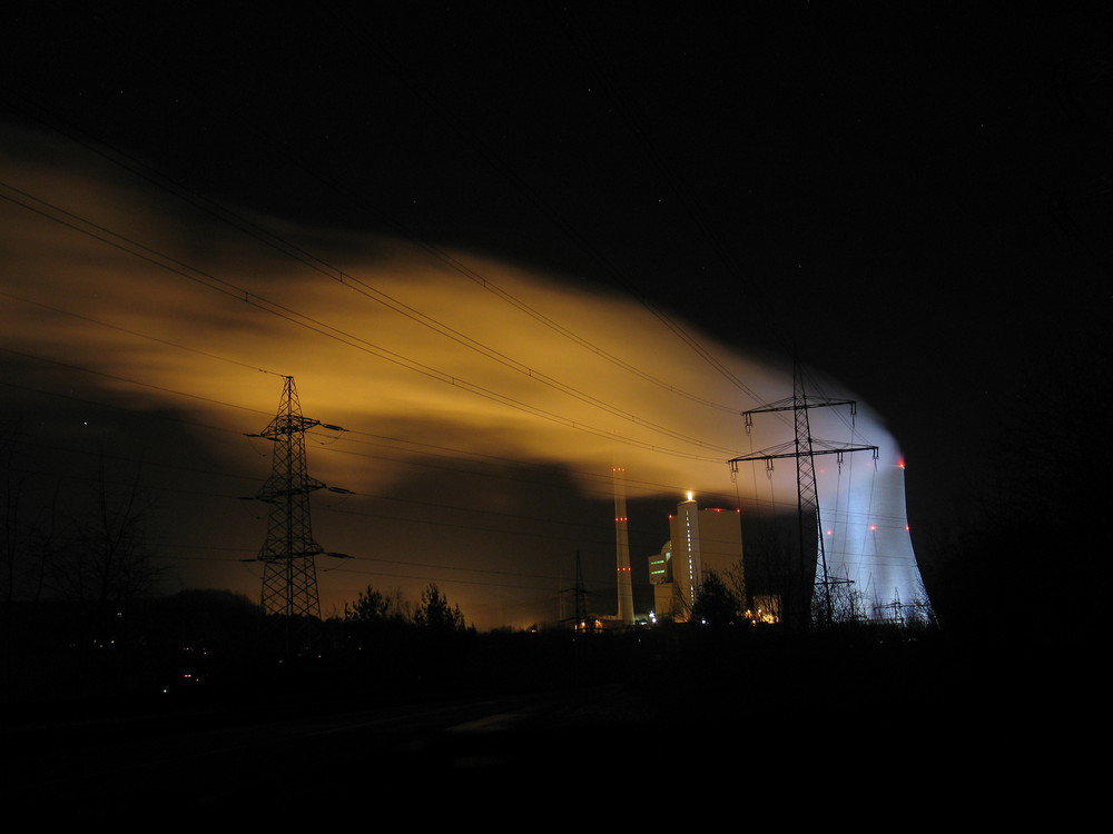 Kühltürme bei Nacht