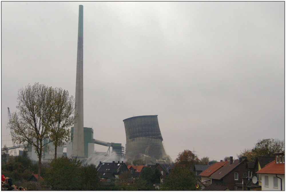 Kühlturm gesprengt