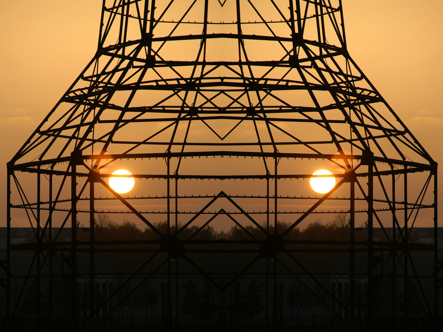 Kühlturm mit Augen