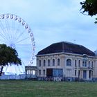 Kühlungsborn: Riesenrad neben verfallener Villa