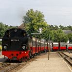 KÜHLUNGSBORN-WEST. NEUBAULOK BR 99 2324-4 FÄHRT EIN