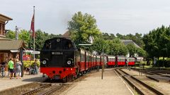 KÜHLUNGSBORN-WEST. NEUBAULOK BR 99 2324-4 FÄHRT EIN