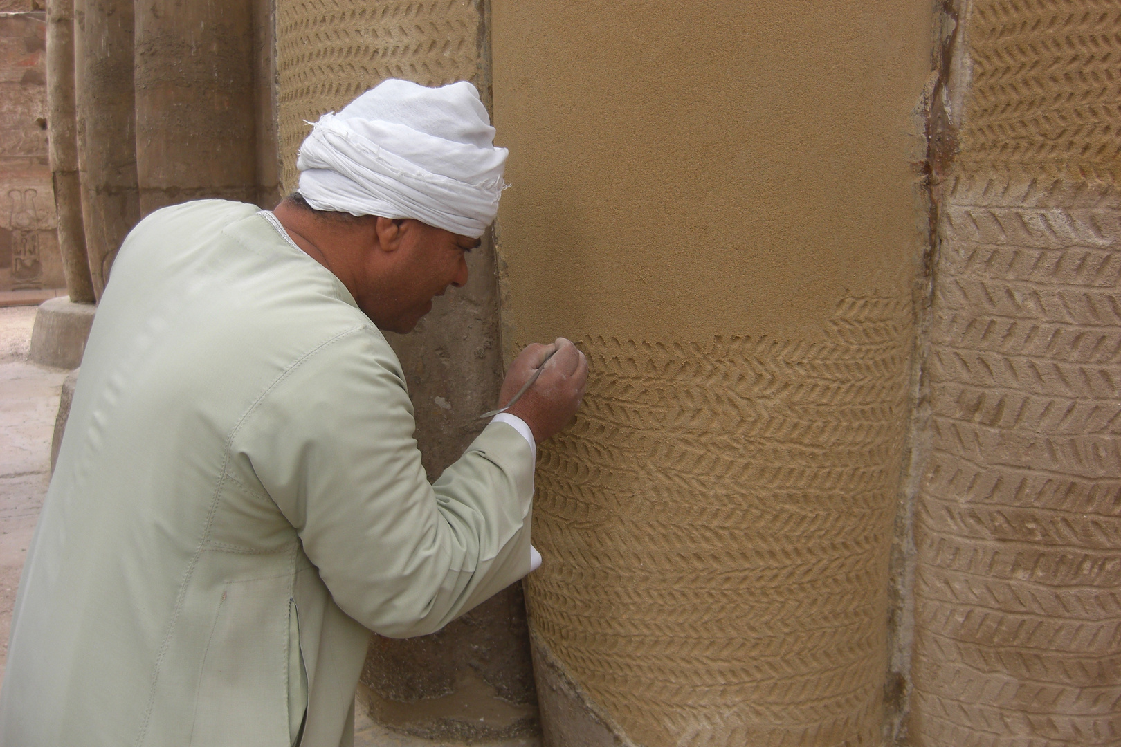 Künstler bei der Arbeit - Restaurieren im Luxor-Tempel