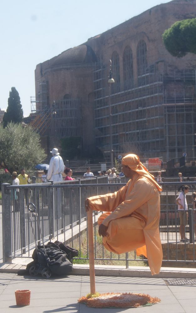 Künstler vor den Colosseo