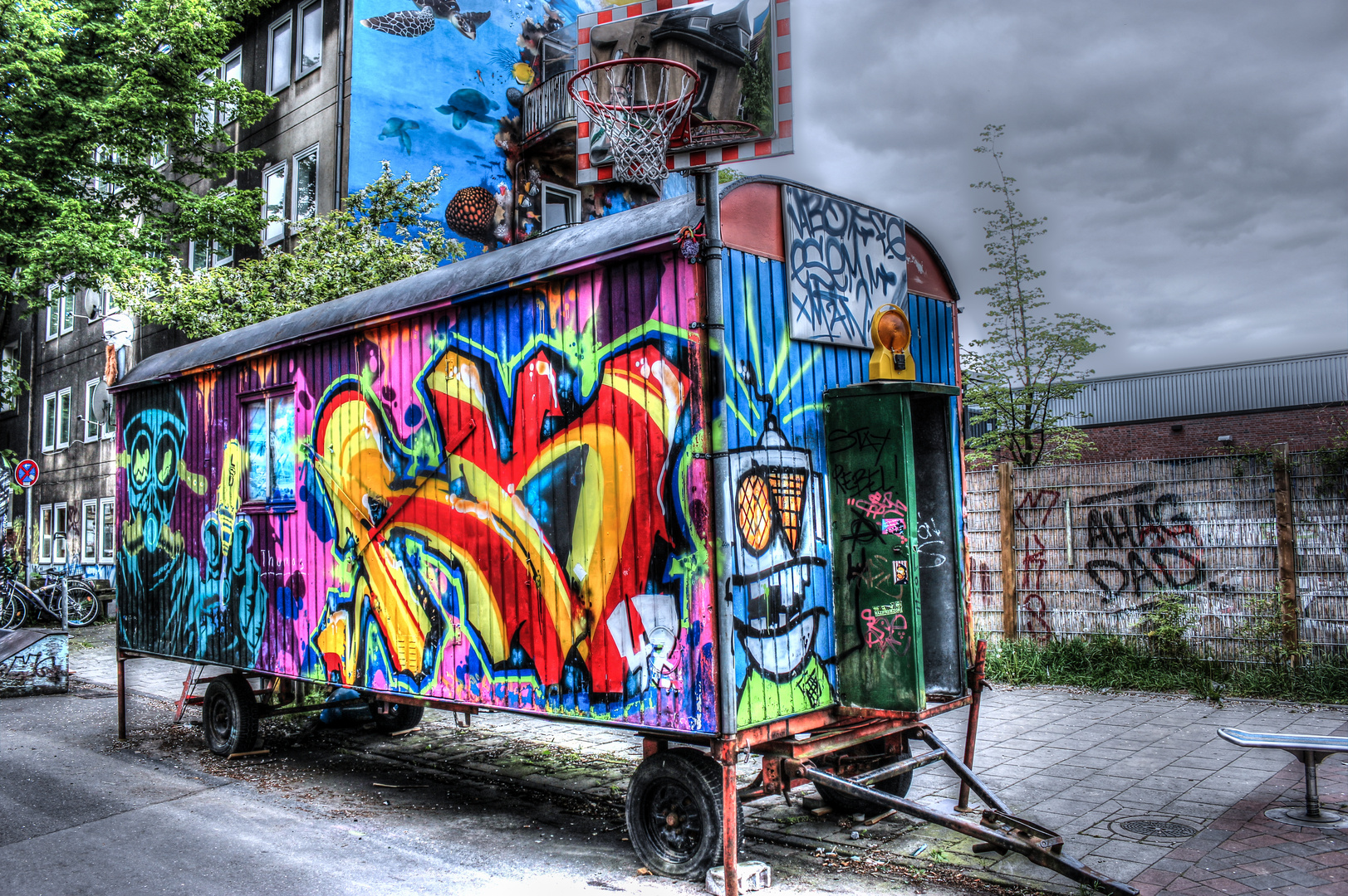 Künstlerisch gestalteter Bauwagen Kiefernstraße Düsseldorf HDR