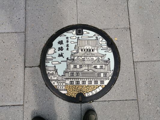 Künstlerische Gestaltung von Gullideckeln in Japan