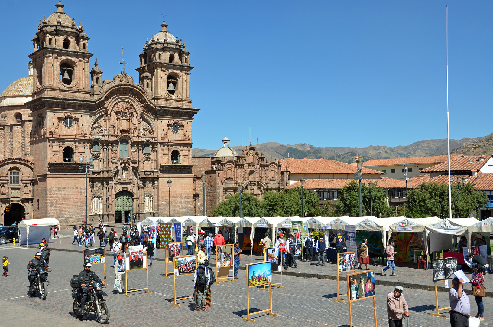 Künstlermarkt auf dem Plaza de Armas in Cusco