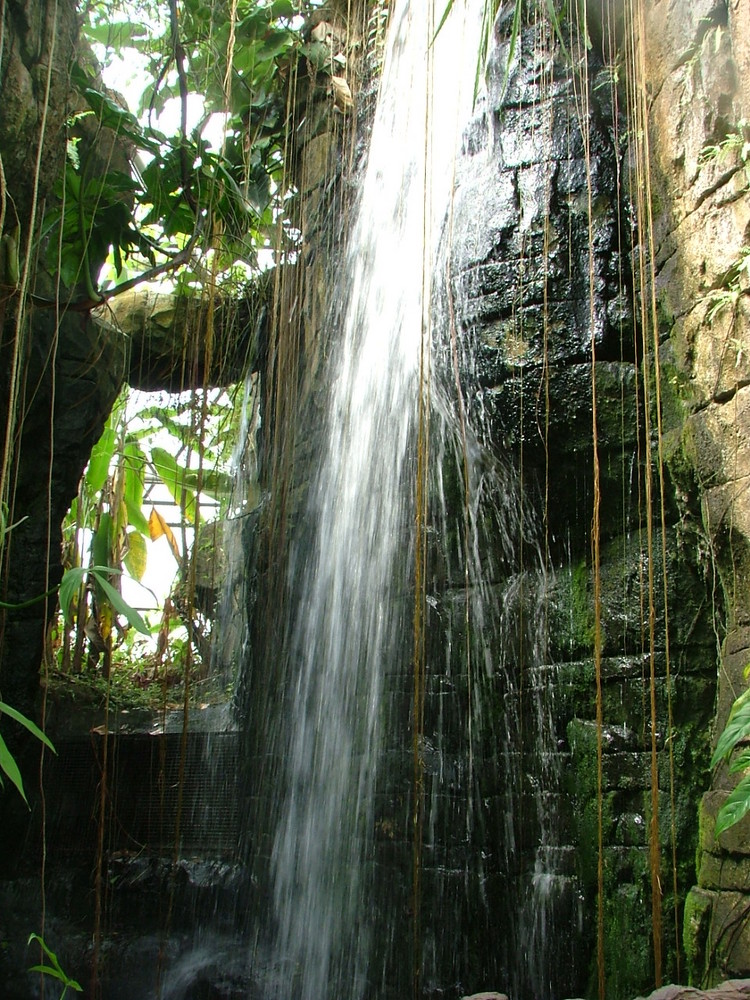 Künstlicher Wasserfall