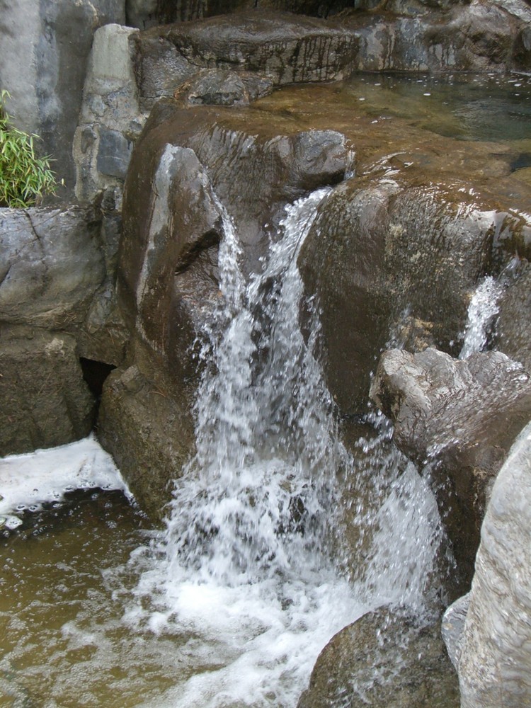 künstl.Wasserfall im Chinagarten