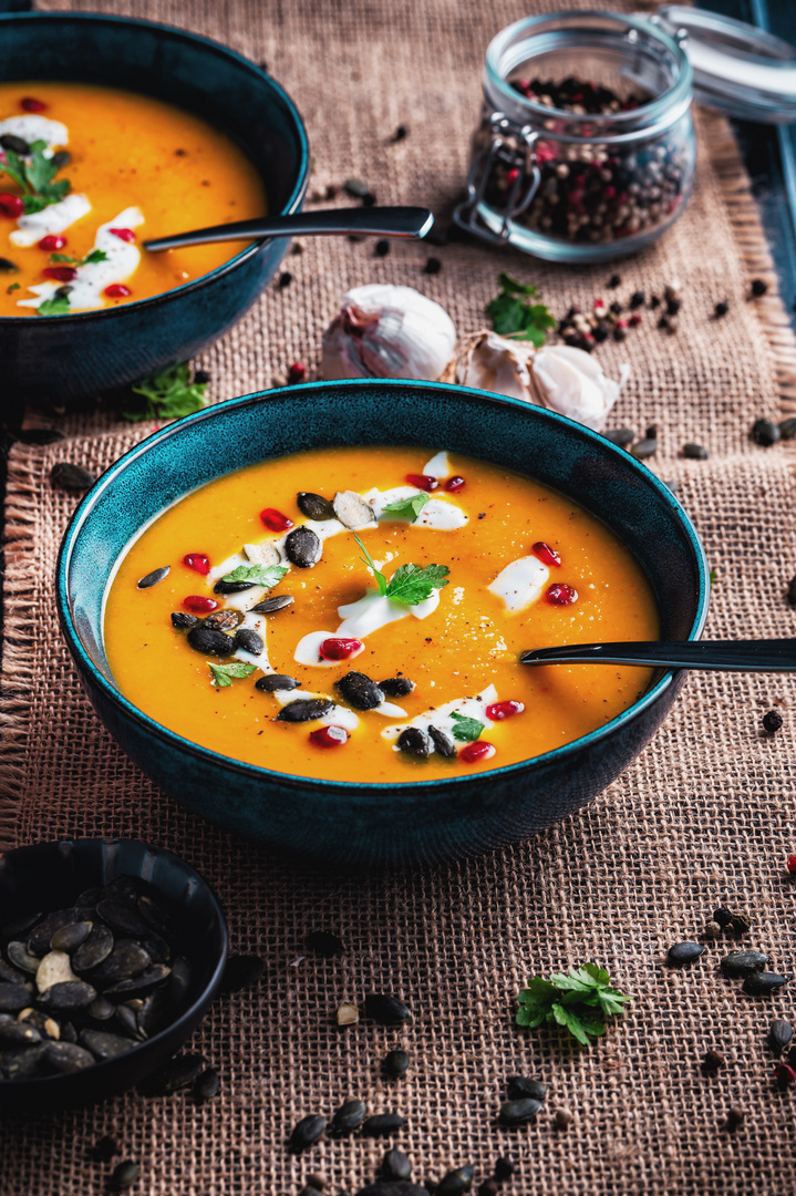 Kürbis Apfelsuppe mit Granatapfel- und Kürbiskernen