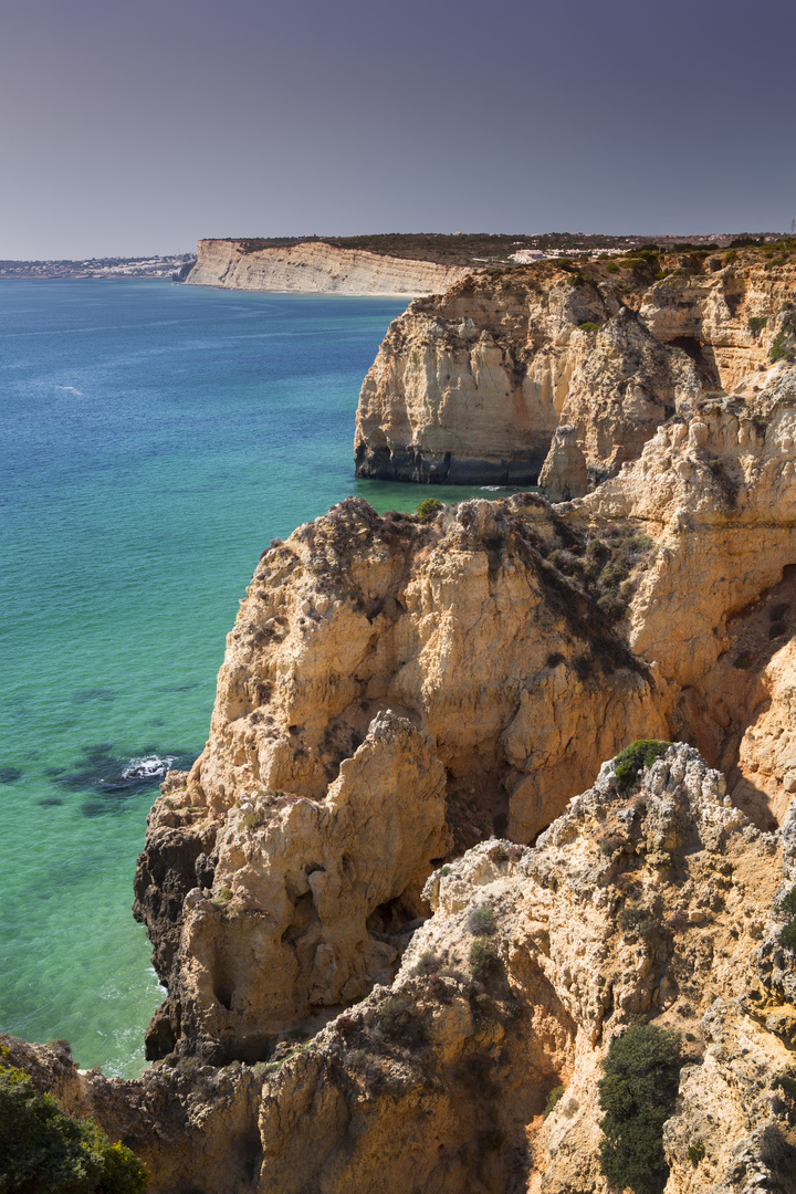 Küste mit Felsen in Lagos an der Algarve in Portugal