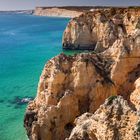 Küste mit Felsen in Lagos an der Algarve in Portugal