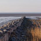 Küstenlandschaft am Wattenmeer mit instandgesetzter Steinlahnung für den Küstenschutz