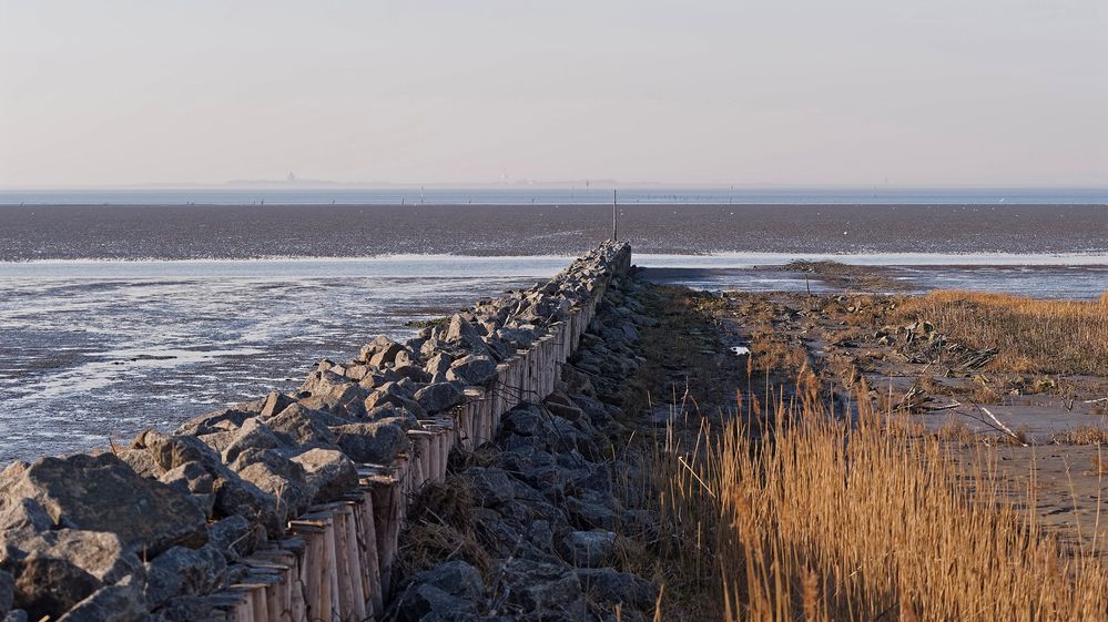 Küstenlandschaft am Wattenmeer mit instandgesetzter Steinlahnung für den Küstenschutz