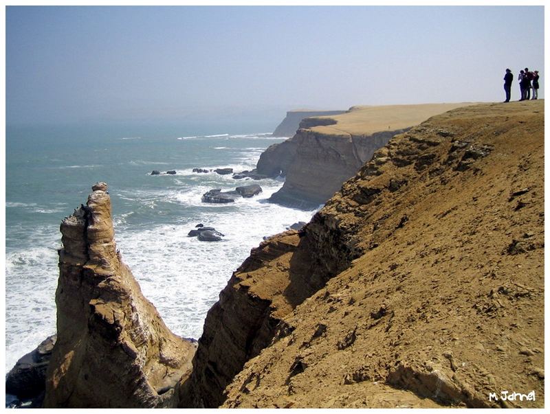 Küstenlinie der Wüste Paracas bei Pisco, Peru