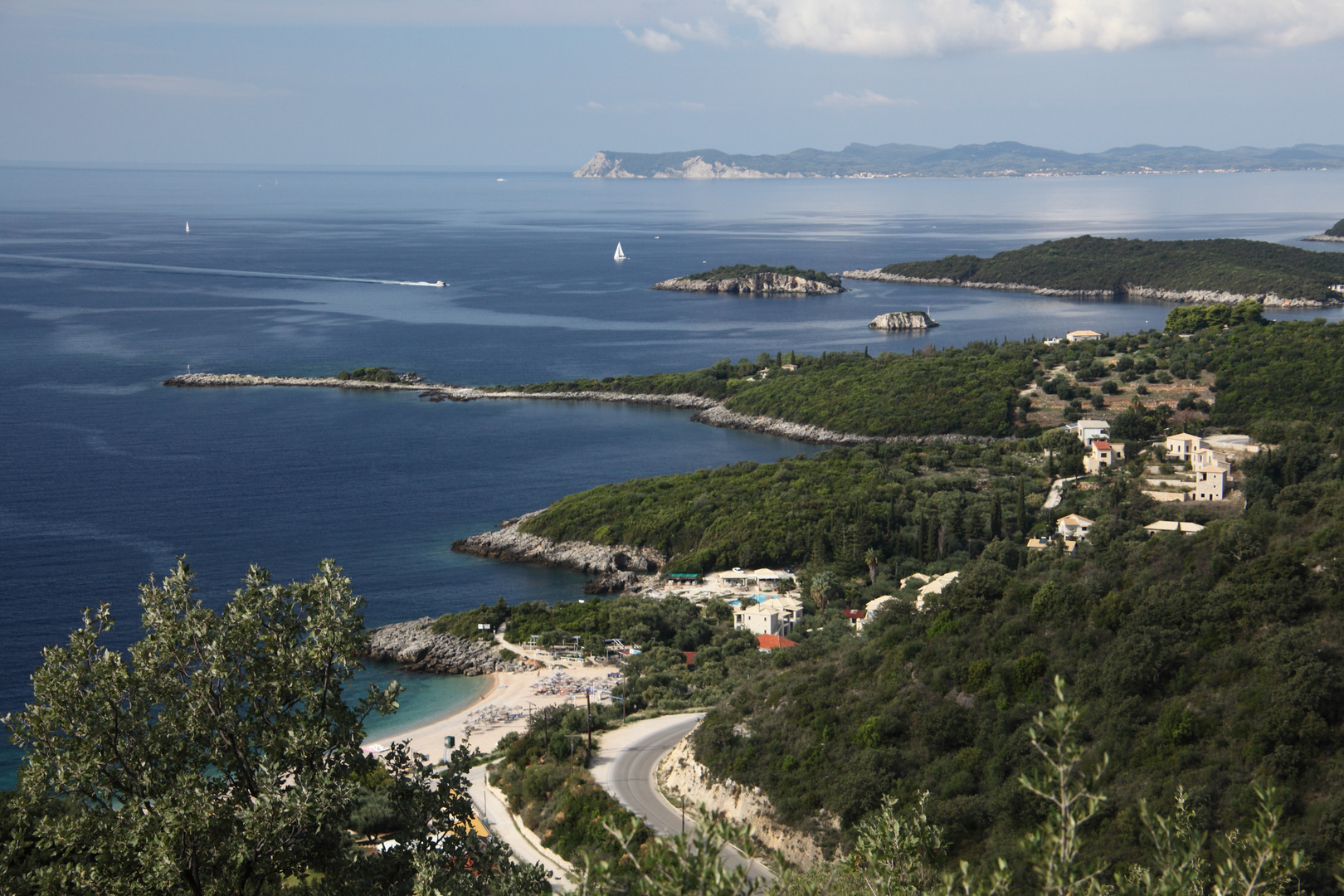 Küstenlinie von Sivota mit Blick auf Korfu