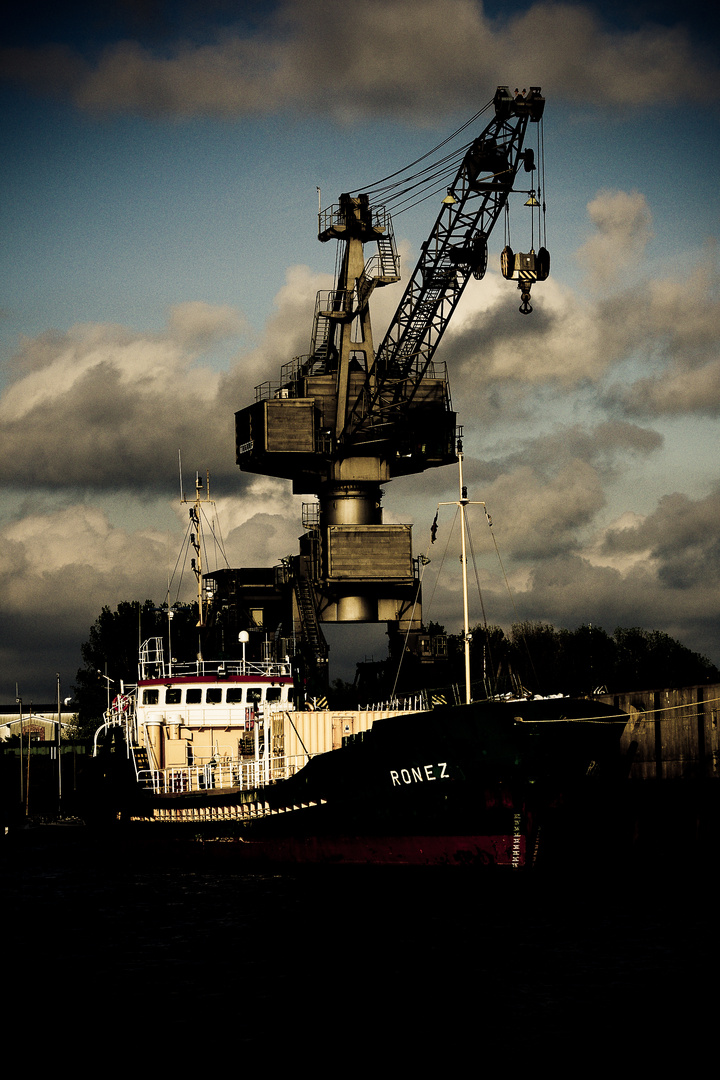 Küstenmotorschiff im Hafen