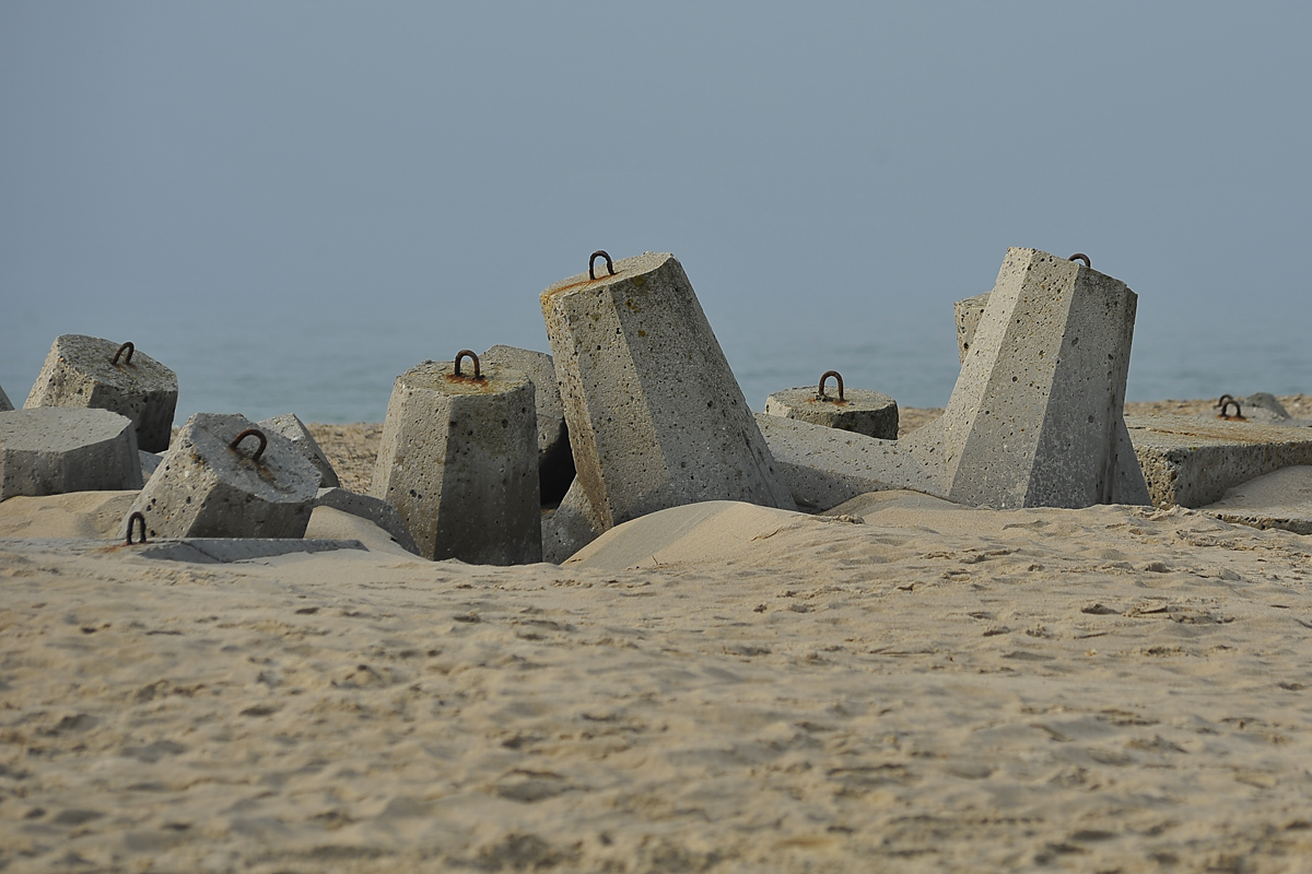 Küstenschutz durch Strandbeton? An der Mündung des Limfjords in die Nordsee bei Tjyboron.