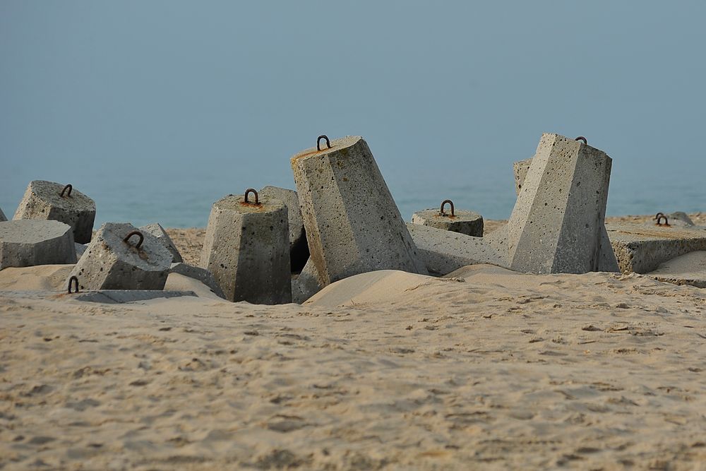 Küstenschutz durch Strandbeton? An der Mündung des Limfjords in die Nordsee bei Tjyboron.