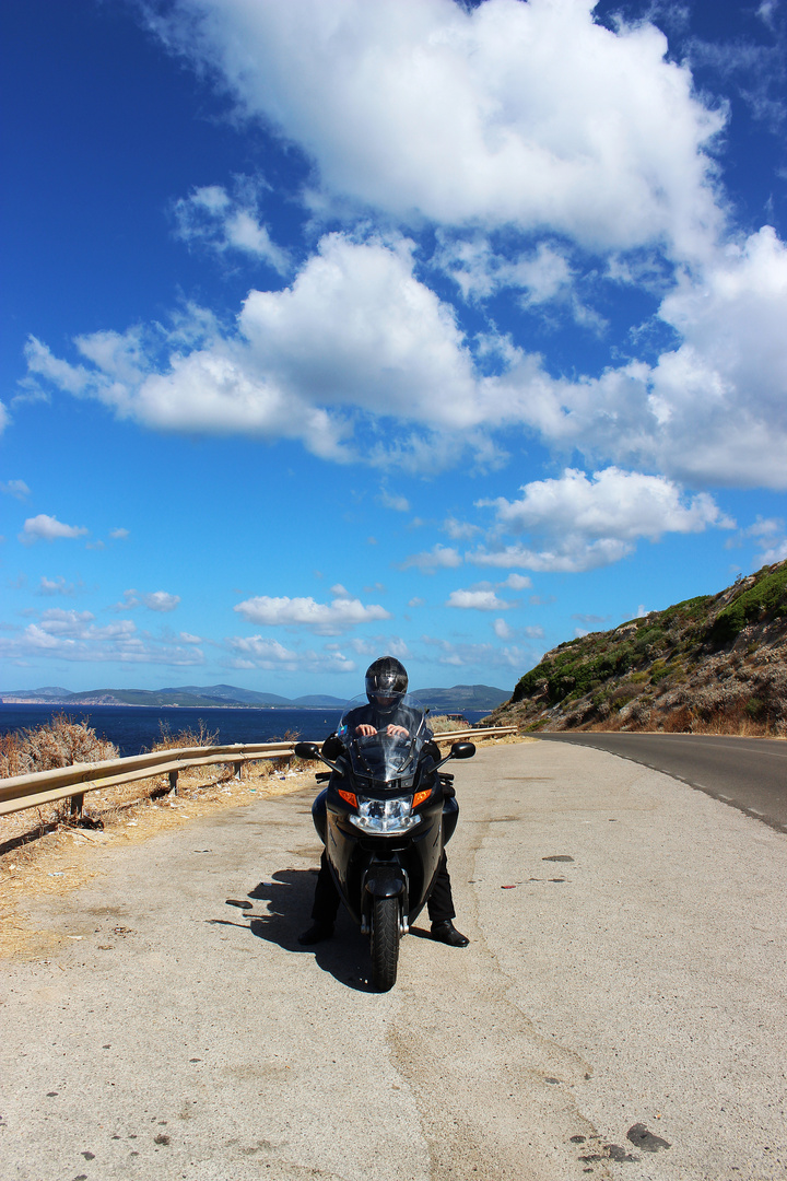 Küstenstraße im Westen von Sardinien...