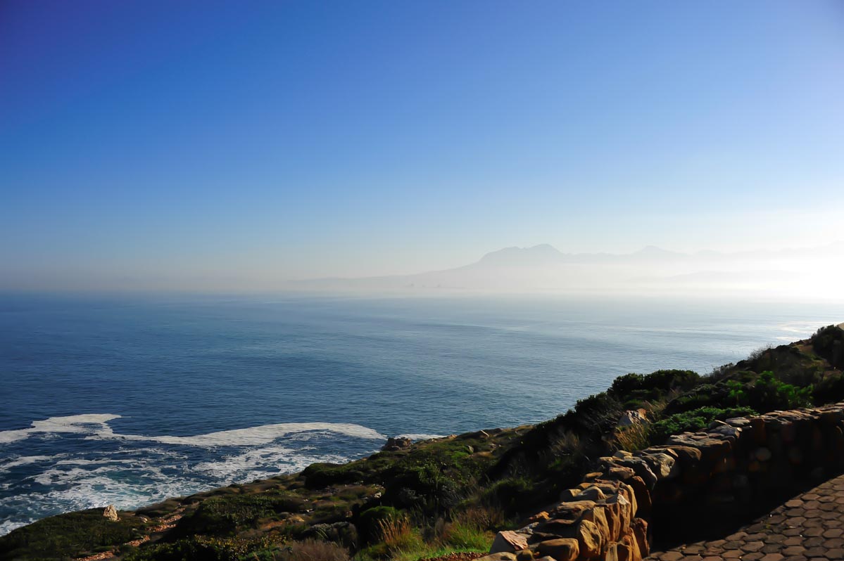 Küstenstraße nahe Gordon's Bay mit Blick über die "Falsche Bucht" auf Strand