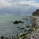 Küstenstreifen mit heranziehndem Gewitter