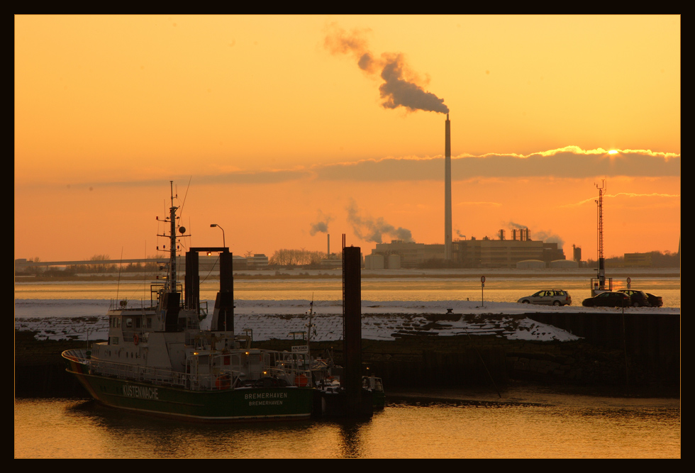 Küstenwache Bremerhaven in der Abenddämmerung.