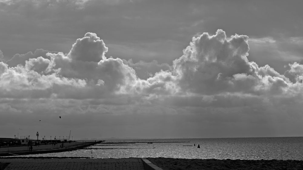 Küstenwolken im Gegenlicht