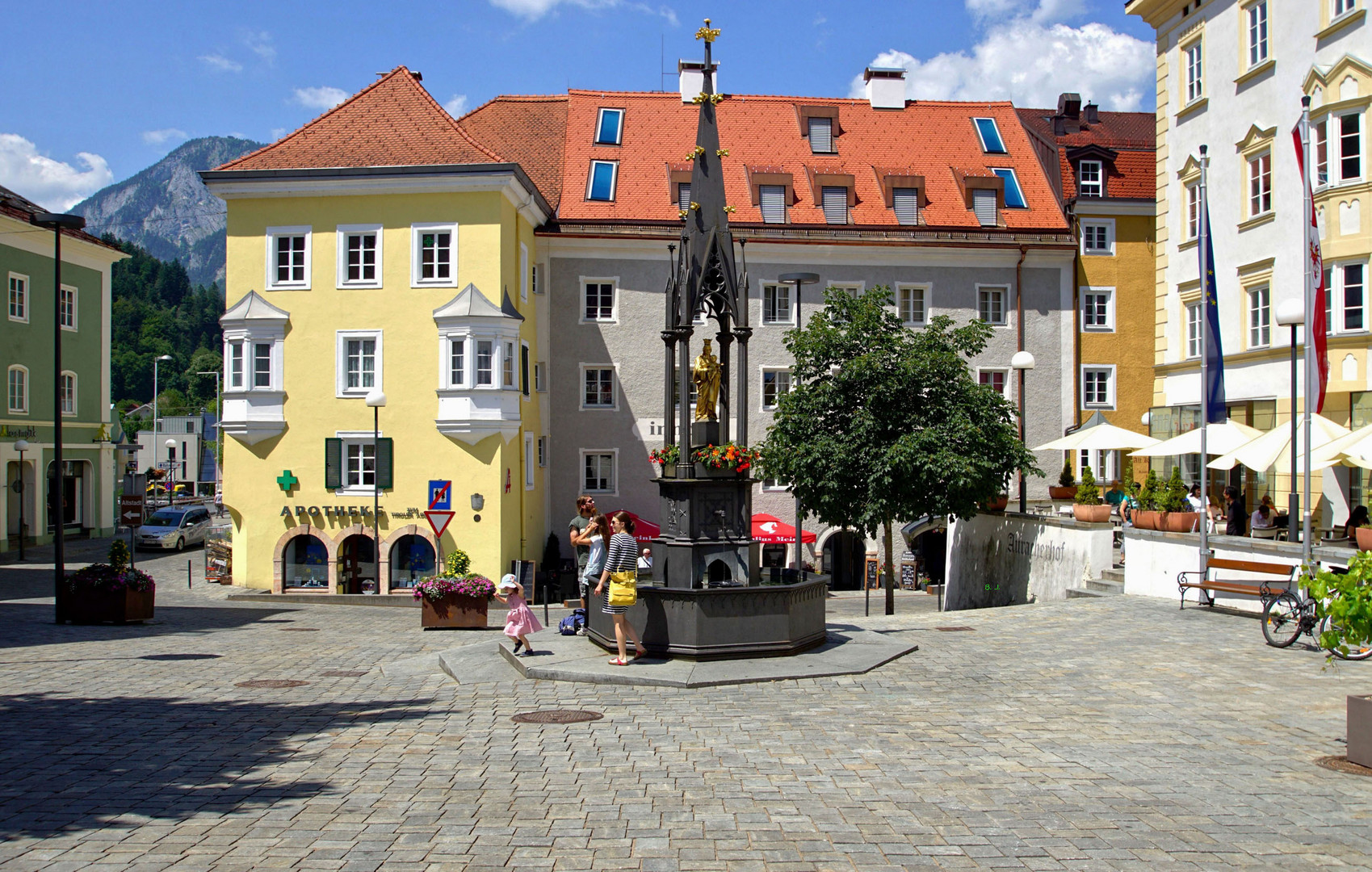 Kufstein, Marktplatz mit Marienbrunnen.