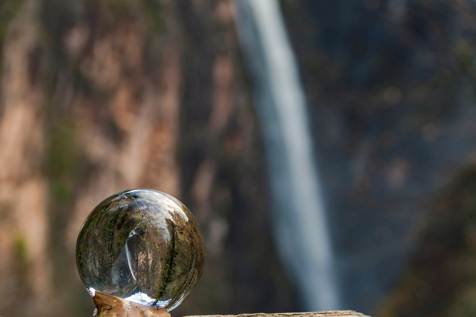 Kugel am Wasserfall