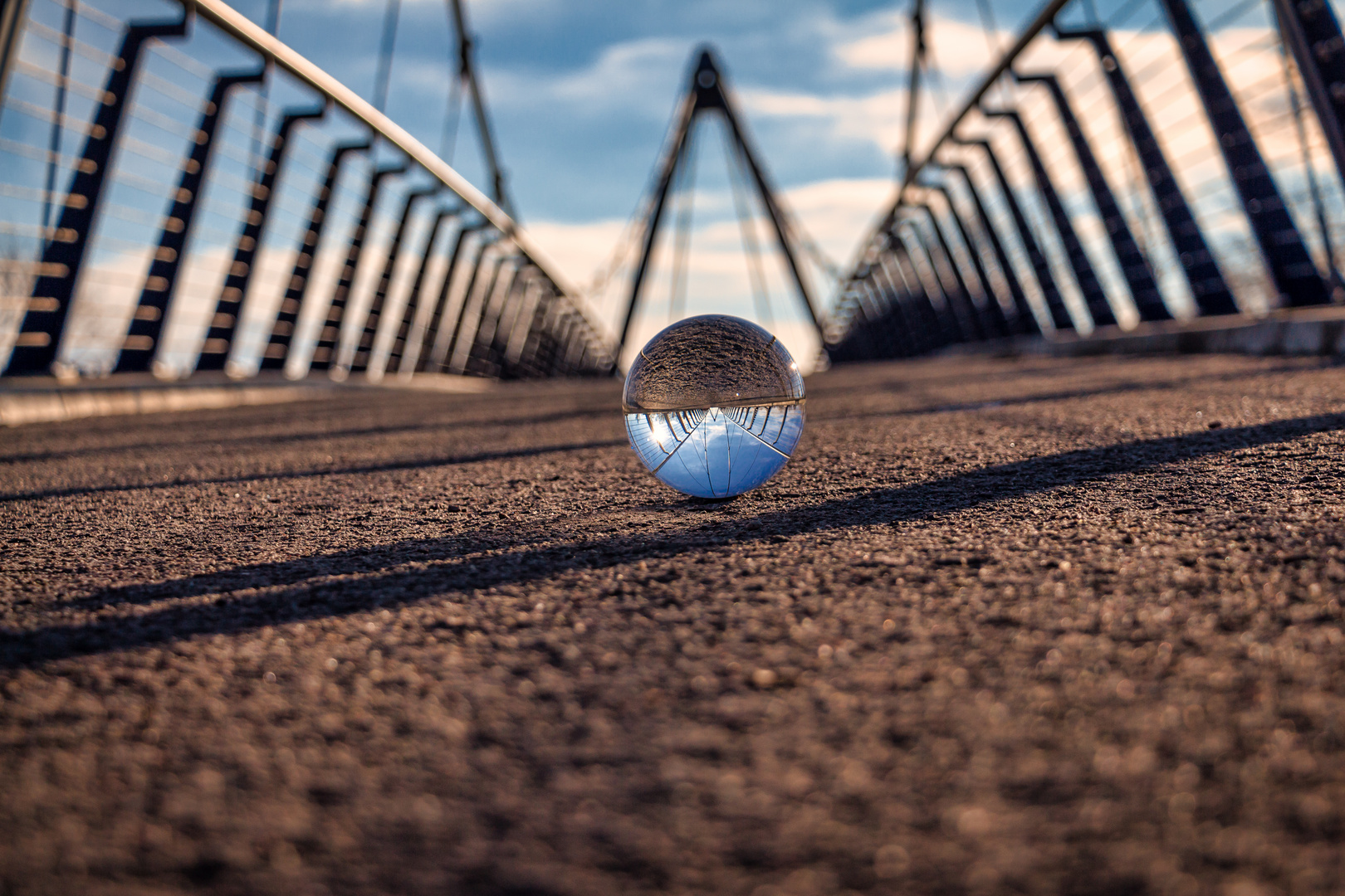 Kugel auf Brücke