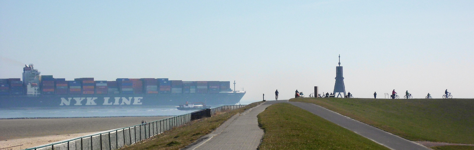 Kugelbake mit Containerschiff