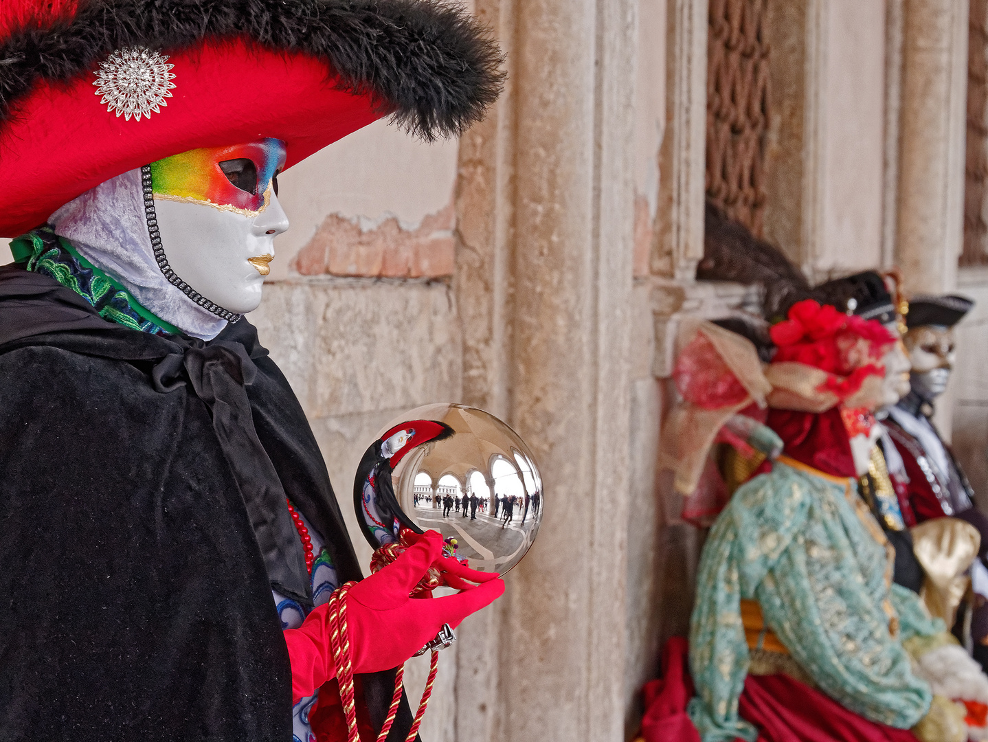 Kugelspiegelung beim Karneval in Venedig 