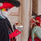 Kugelspiegelung beim Karneval in Venedig 