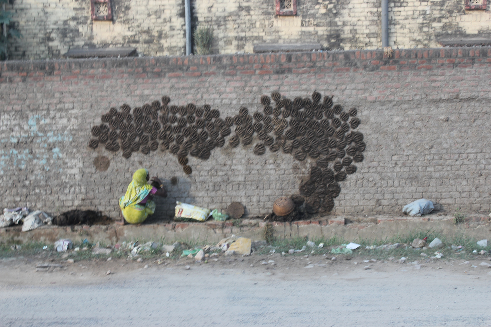 Kuhfladenrecycling in Varanasi