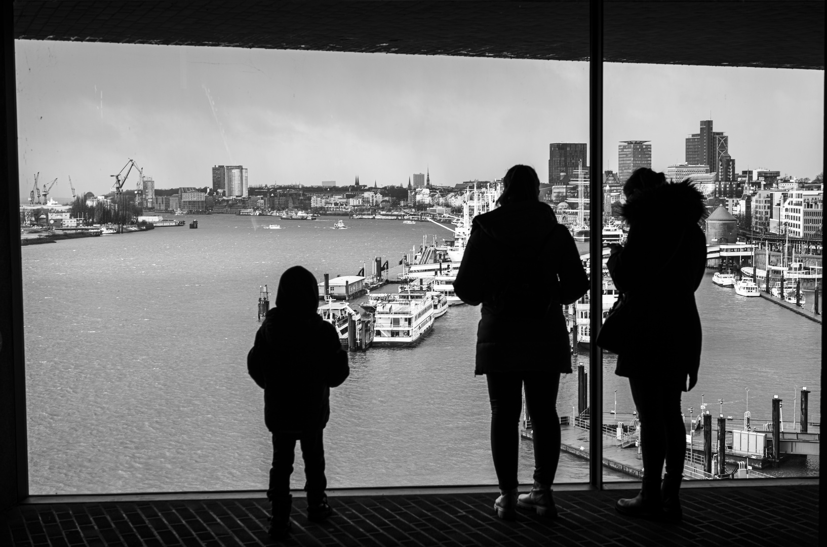 Kulisse Hafen Foto &amp; Bild | architektur, streetfotografie mit menschen ...