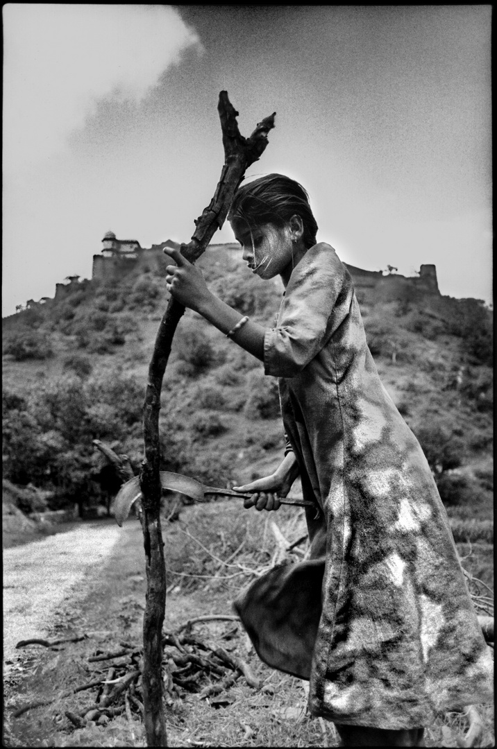 Kumbhalgarh - Girl at work