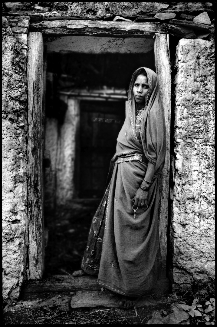 Kumbhalgarh - Woman at back door