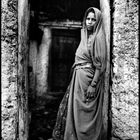 Kumbhalgarh - Woman at back door