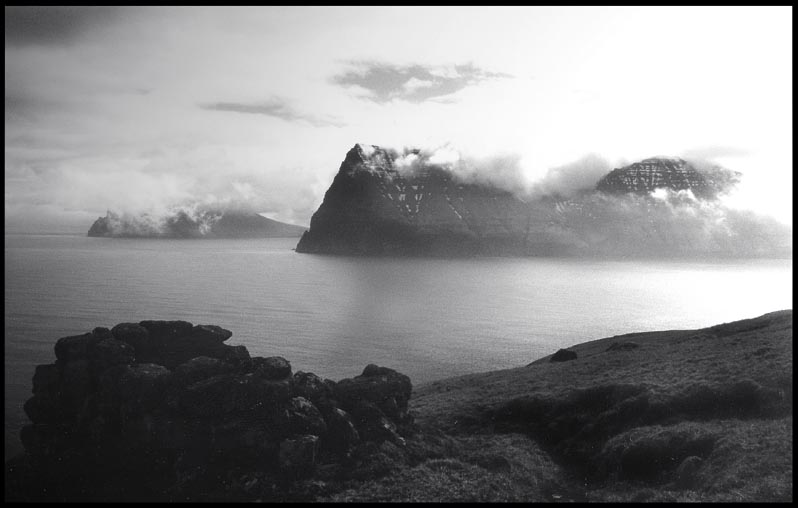 Kunoyarnakkur und Kap Enniberg von Kalsoy aus gesehen