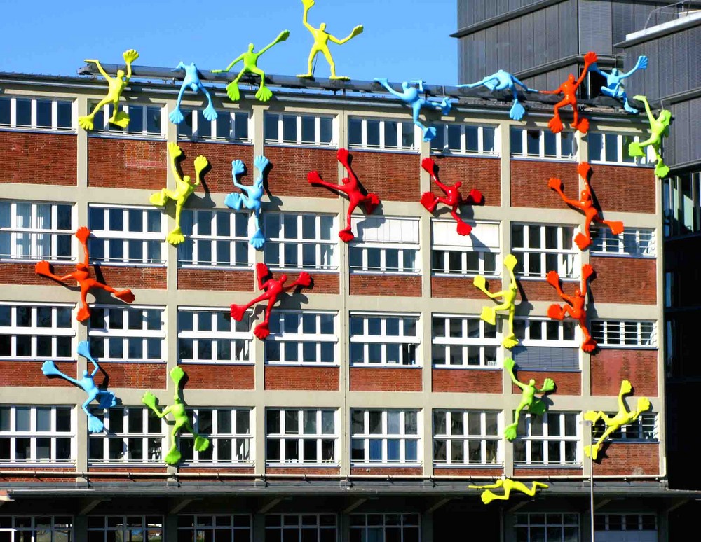 Kunst am BAU-Medienhafen Düsseldorf. Die Flossis am Gründercentrum