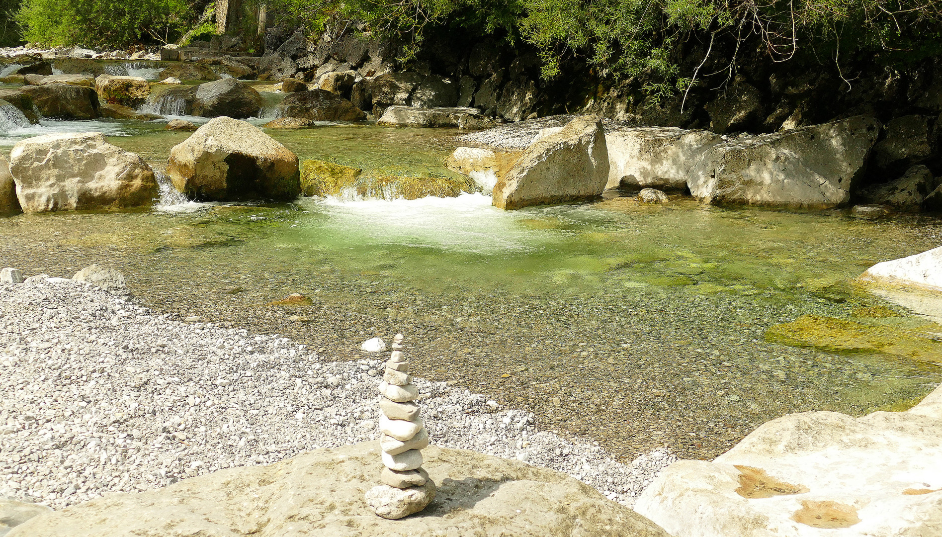 °°°° Kunst im Flussbett der Weissach °°°°