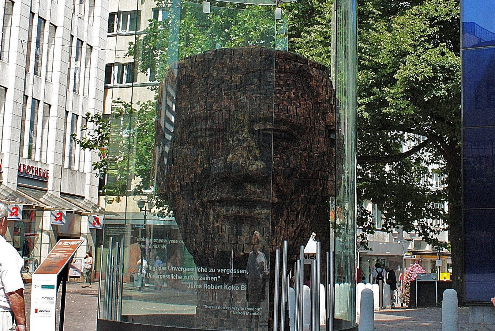 Kunst neben der Essener Marktkirche s.u.